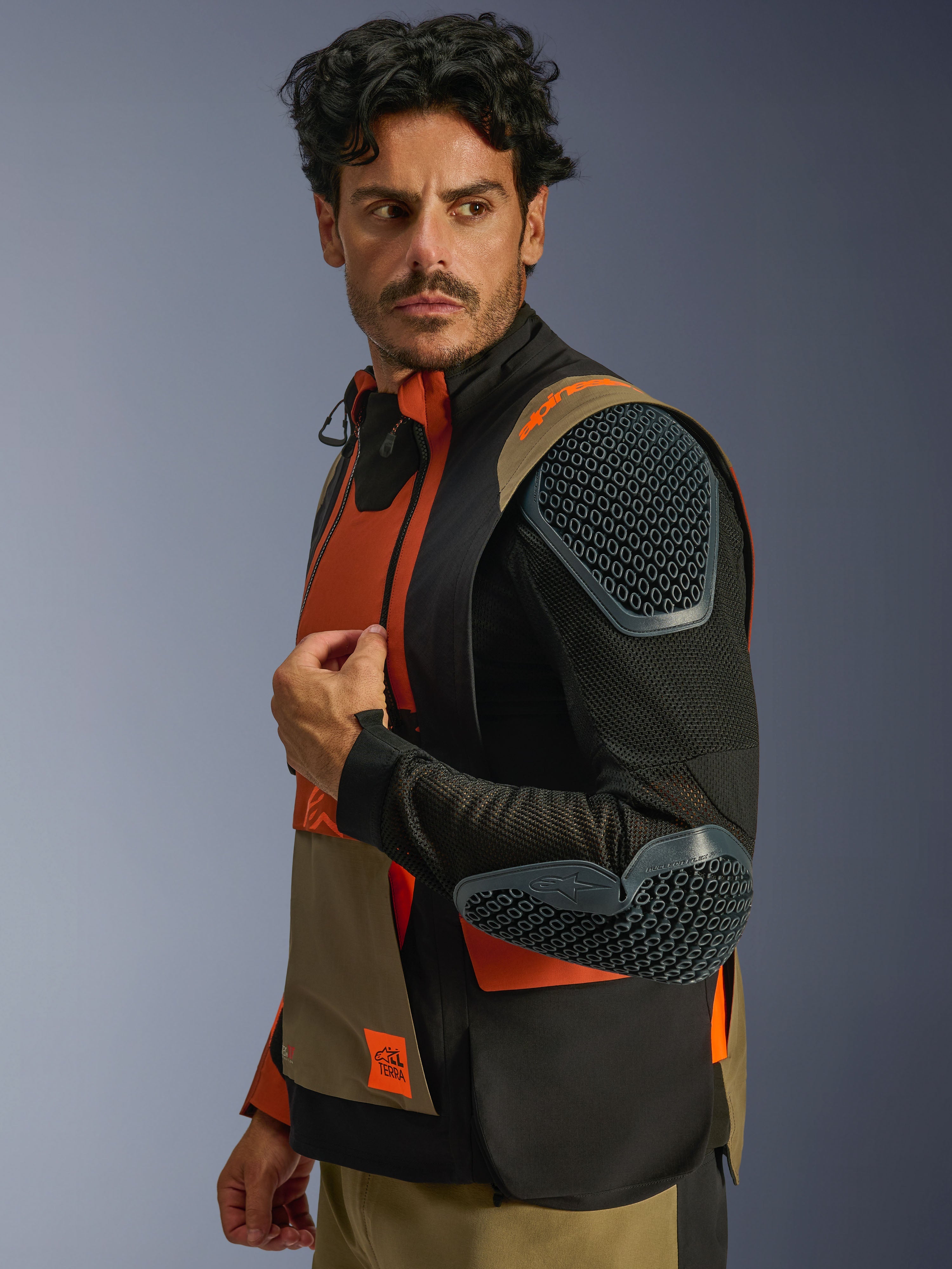 Casaco Laminado Alpinestars Halo Pro Drystar® XF, Walnut Rust Black, design modular com as mangas exteriores removidas para mostrar a malha respirável e a armadura Nucleon Flex Pro integrada no ombro e no cotovelo, vestuário de motociclismo para adventure touring