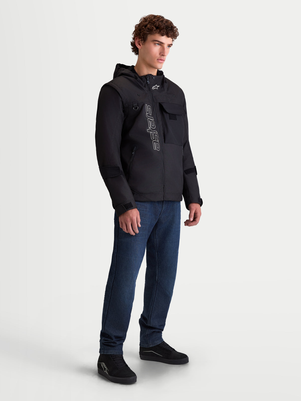 Alpinestars Morfex Parka, blusão de moto urbano para homem, preto, vista de três quartos num modelo a usar o casaco com capuz integrado e design streetwear
