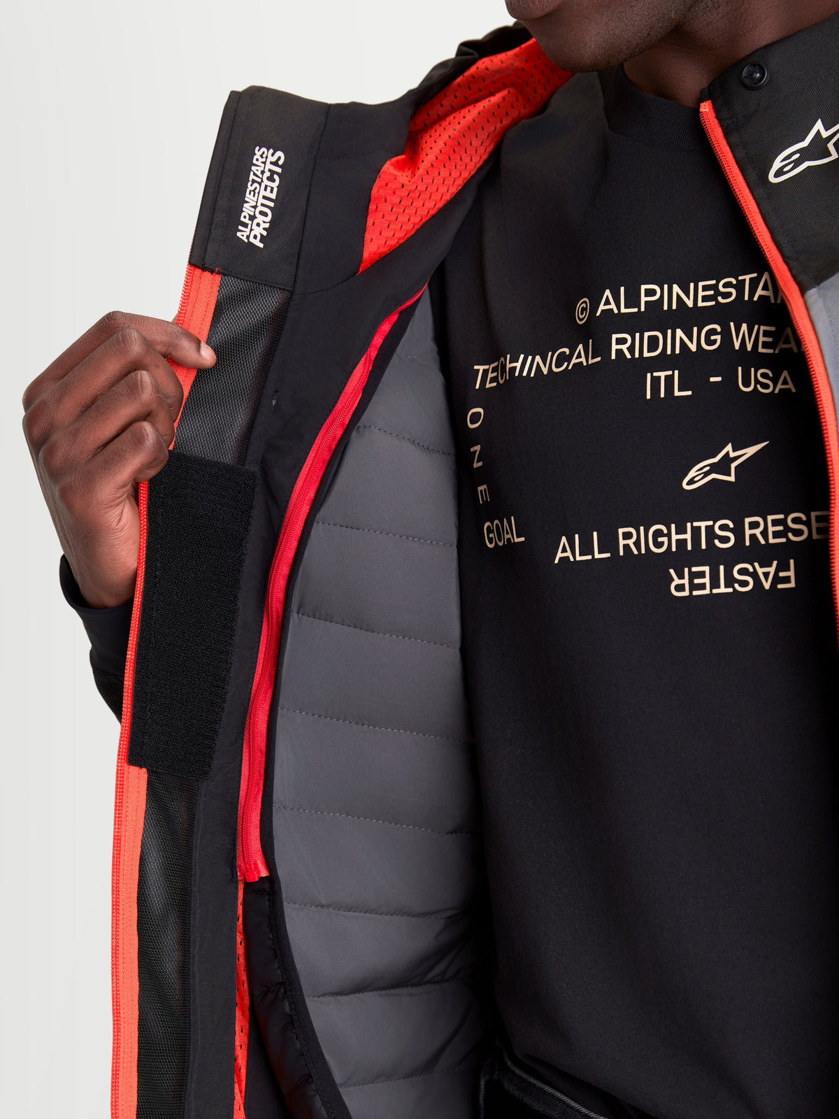 Alpinestars Morfex Parka casaco de moto para homem, cinzento e preto, vista em pormenor a mostrar o colete térmico interior, o forro em malha e os detalhes de construção modular num modelo
