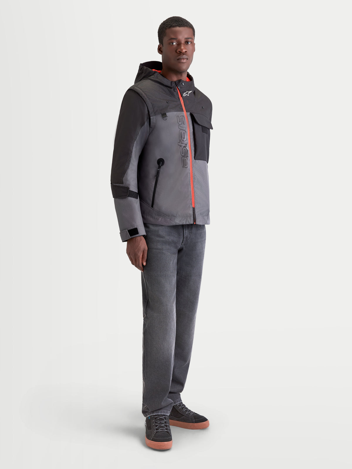 Alpinestars Morfex Parka Wp casaco, casaco de moto urbano contemporâneo para homem em cinzento lunar e preto, vista frontal num modelo a mostrar design modular de parka e construção impermeável