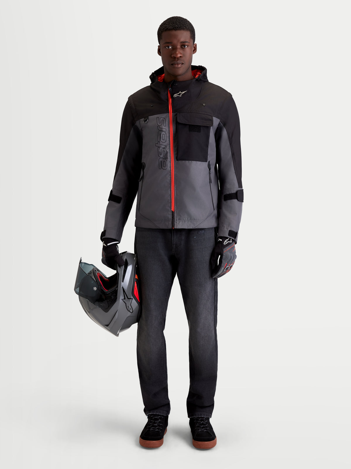 Alpinestars Morfex Parka WP casaco de moto para homem, urbano e contemporâneo em cinzento e preto, vista frontal num modelo a vestir o casaco e a segurar um capacete