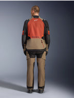 Alpinestars Andes V4 Drystar® Jacket, Walnut Rust Black, vista traseira de casaco de motociclismo touring com painel superior das costas em cor de ferrugem e secção inferior em nogueira, usado com calças de aventura a condizer e botas pretas