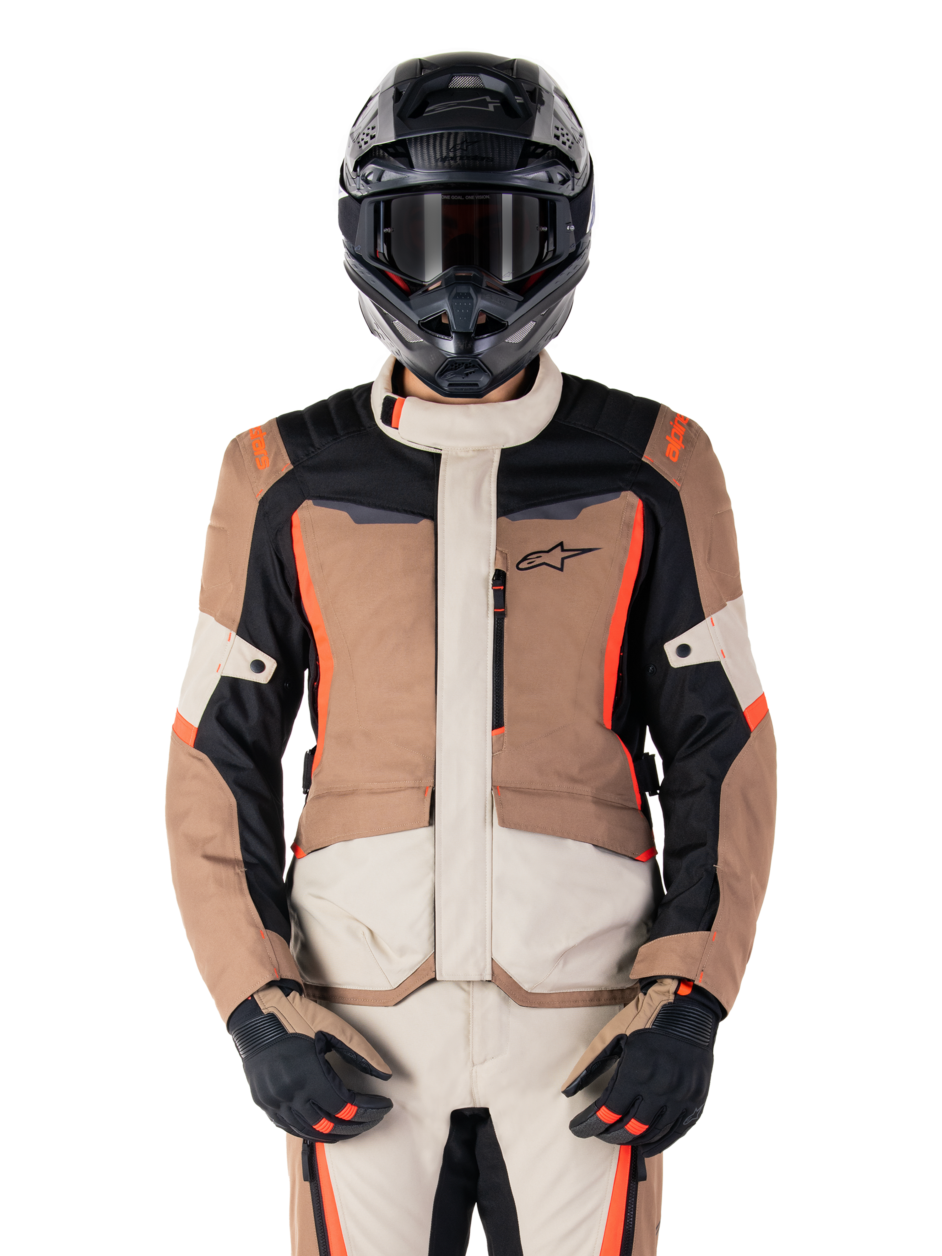Alpinestars ST-1 Waterproof Jacket, casaco impermeável, Dark Khaki Sand Black Red Fluo, usado por um motociclista com capacete e luvas pretas, equipamento de aventura touring com painéis beges e castanhos e detalhes em vermelho fluorescente vibrante, vista frontal sobre fundo branco