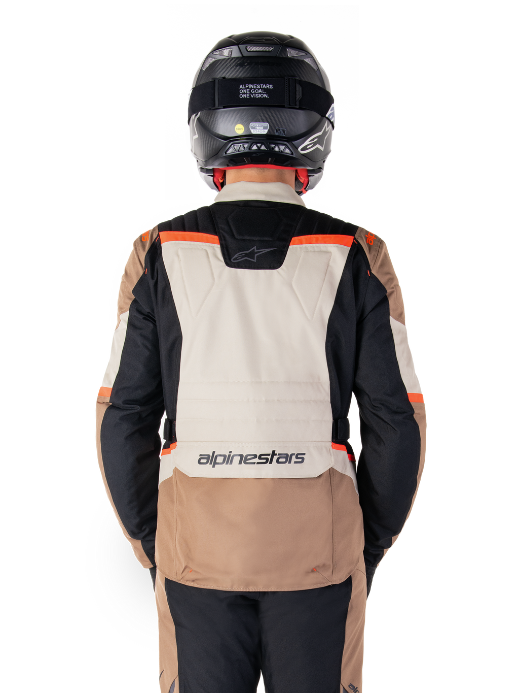Casaco Alpinestars ST-1 Impermeável, Dark Khaki Sand Black Red Fluo, vista posterior, casaco de motociclismo de turismo de aventura com um grande painel traseiro cor de areia, mangas pretas e pormenores em vermelho fluorescente, mostrado num motociclista com um capacete preto.