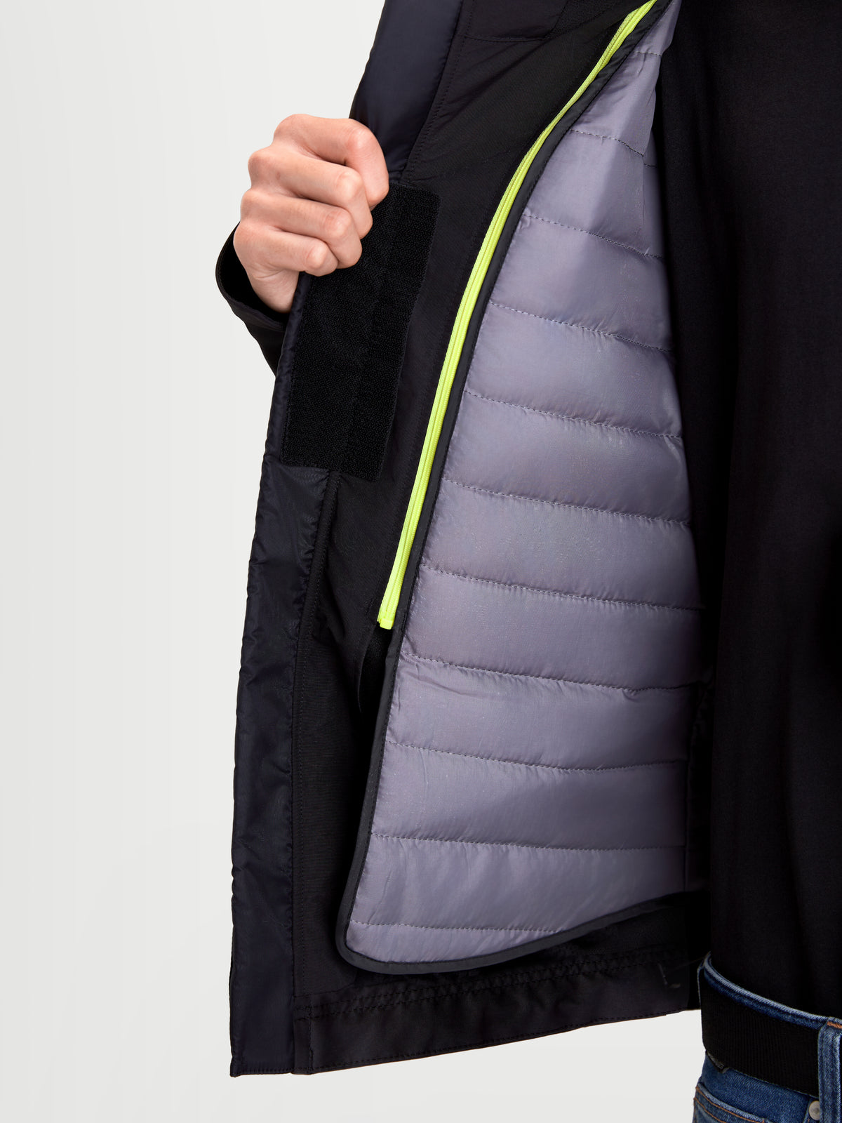 Alpinestars C 5 Drystar casaco de moto urbano contemporâneo para homem, preto, vista em pormenor mostrando o colete térmico amovível e a construção em softshell impermeável num modelo