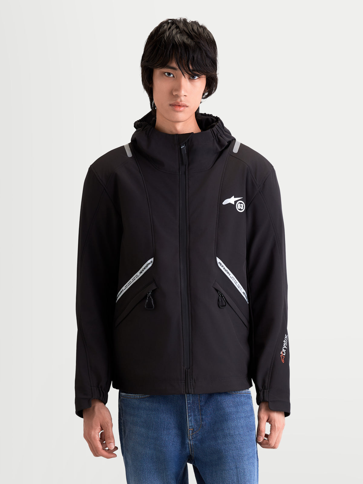 Alpinestars C 5 Drystar, casaco de moto urbano contemporâneo para homem, preto, vista frontal num modelo a vestir vestuário impermeável em softshell com capuz integrado e detalhes refletores