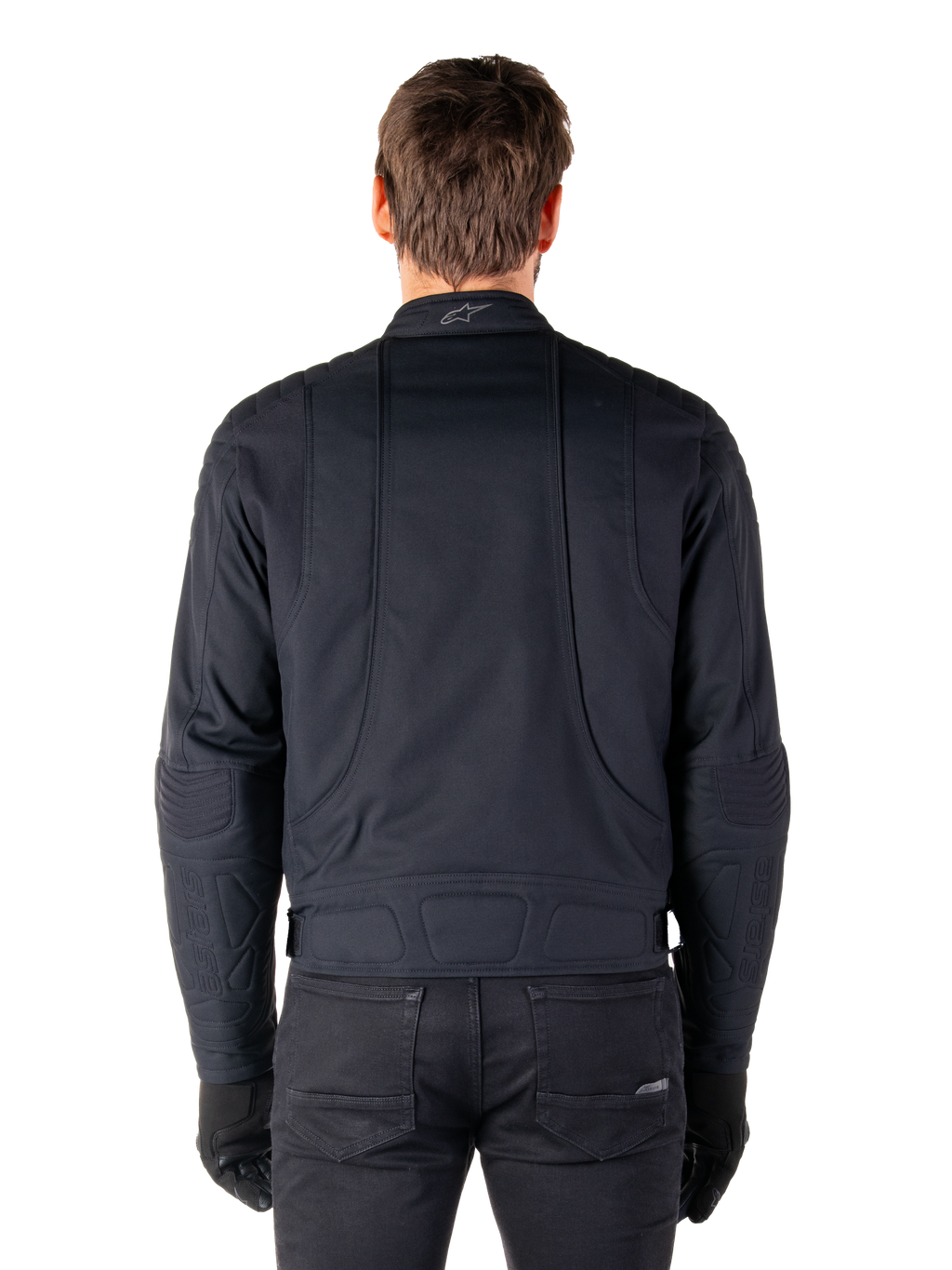 Casaco Alpinestars Clayton WR, preto, vista traseira de um homem a usar o casaco de motociclista urbano repelente à água, com reforço acolchoado nos ombros e cotovelos, linhas ergonómicas e acabamento fosco