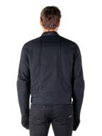 Casaco Alpinestars Clayton WR, preto, vista traseira de um homem a usar o casaco de motociclista urbano repelente à água, com reforço acolchoado nos ombros e cotovelos, linhas ergonómicas e acabamento fosco