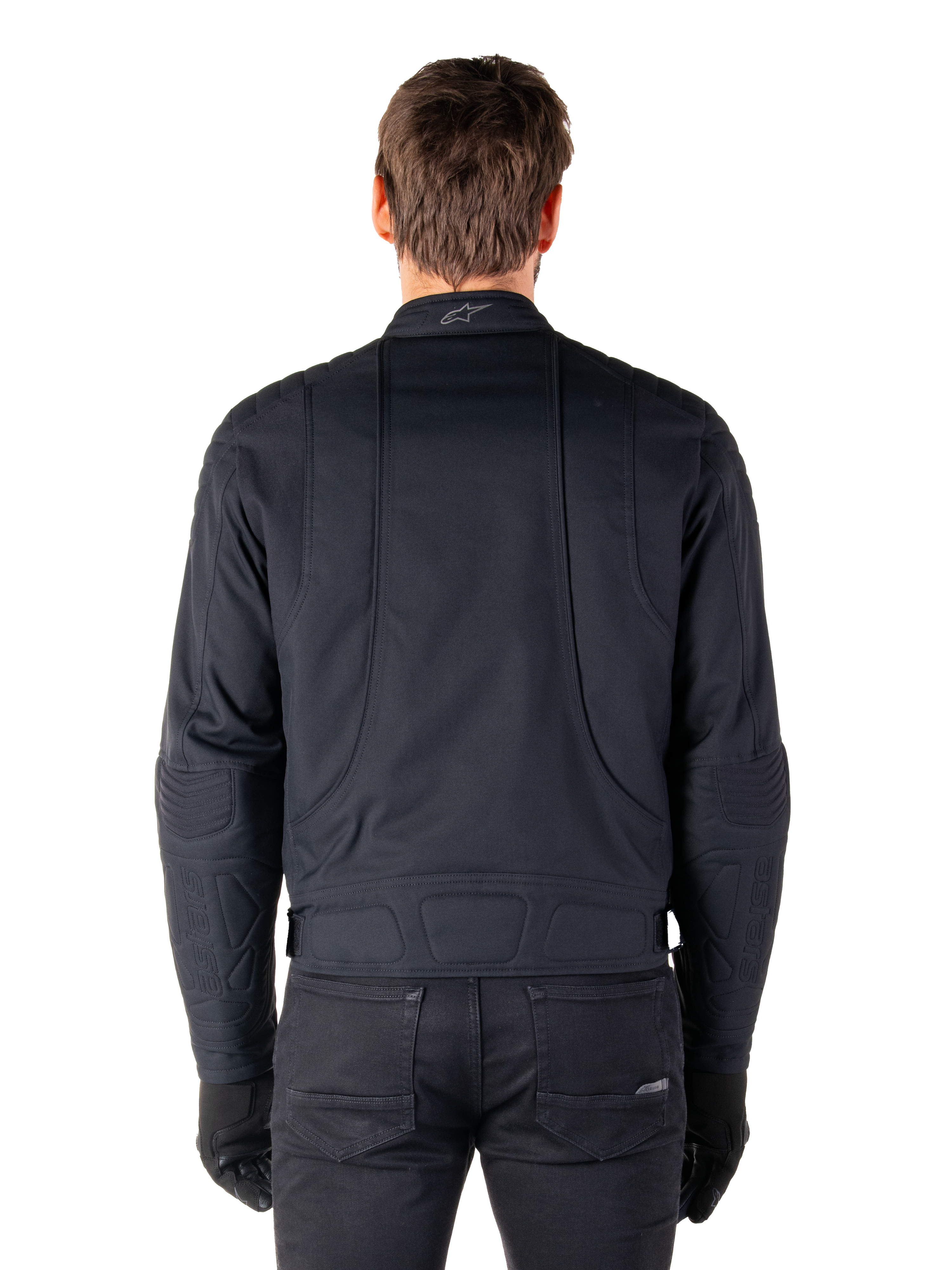 Casaco Alpinestars Clayton WR, preto, vista traseira de um homem a usar o casaco de motociclista urbano repelente à água, com reforço acolchoado nos ombros e cotovelos, linhas ergonómicas e acabamento fosco