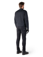 Vista traseira de um motociclista a usar o Casaco Alpinestars Clayton WR em preto, com painéis acolchoados nos cotovelos e ombros, costuras curvas ergonómicas e detalhes refletores na gola, combinado com calças e botas de motociclismo pretas para um visual urbano.