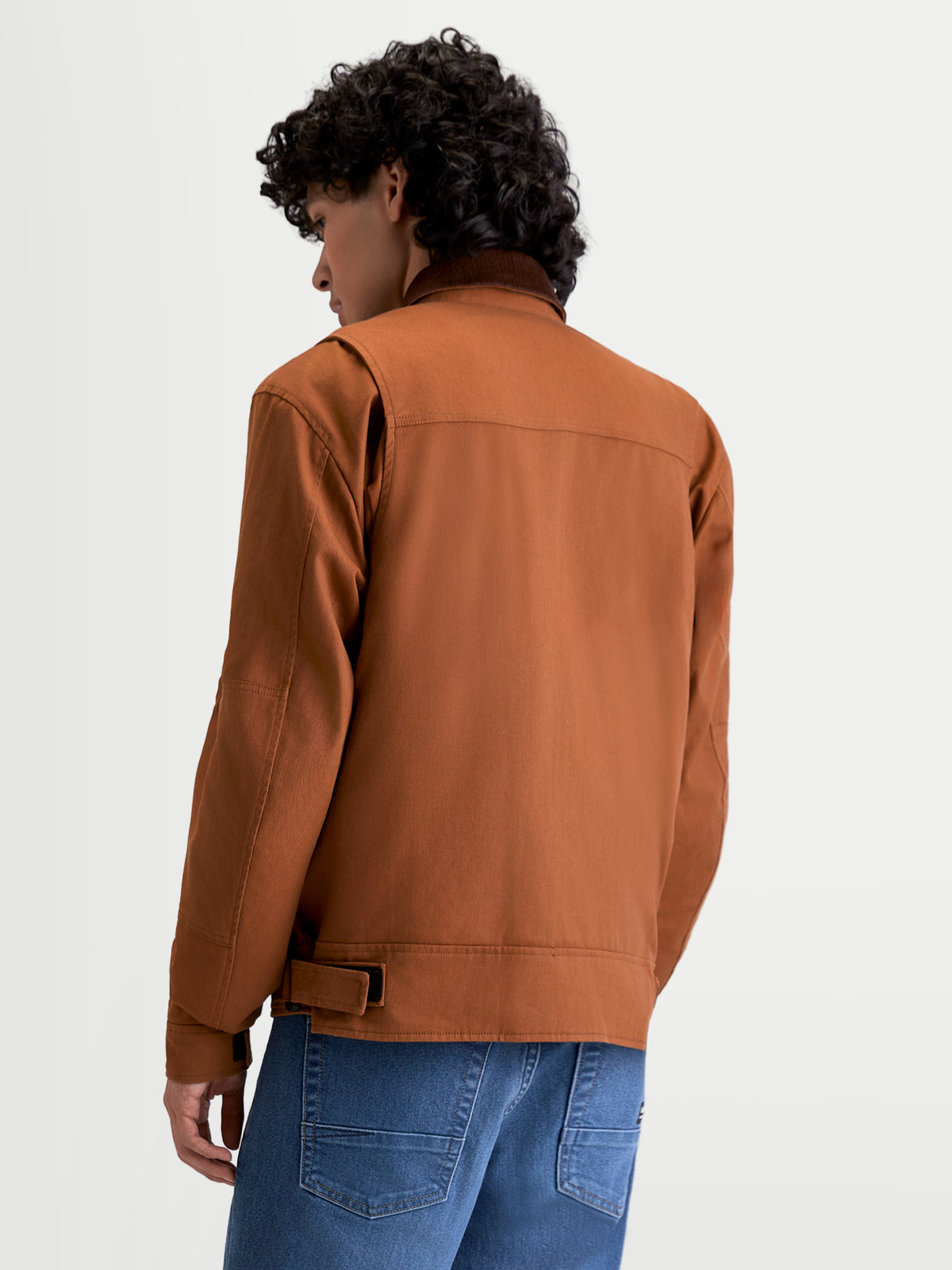 Alpinestars Mustang WP casaco de moto para homem, urbano contemporâneo em tons de ferrug B, castanho-escuro e castanho, vista traseira num modelo a mostrar a construção em sarja elástica de inspiração workwear e pormenores de fole nos ombros