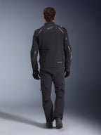 Casaco Alpinestars Andes Pro Drystar® XF, casaco de turismo de aventura, preto e cinzento escuro, vista traseira com grande bolso de carga e painéis reforçados nos cotovelos, usado com calças e luvas pretas a condizer, design funcional para condução em todas as condições meteorológicas