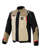 Casaco Alpinestars Andes Pro Drystar® XF, casaco de motociclismo de aventura, combinação de cores Walnut e Aluminum, construção têxtil em bege e preto com detalhes em vermelho, com grandes bolsos utilitários no peito, logótipo 'All Terra' no peito e painéis reforçados nos ombros.