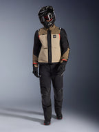 Casaco Alpinestars Andes Pro Drystar® XF em Walnut Aluminum, usado com calças de aventura pretas, luvas pretas e capacete integral preto com óculos, com detalhes em vermelho e marca All Terra, conjunto profissional de adventure touring
