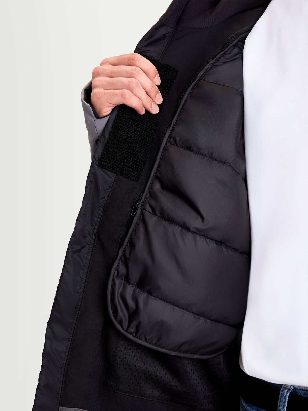 Alpinestars Therma-Tech WP Jacket, casaco de moto urbano para homem, preto e cinzento escuro, vista de pormenor a mostrar a construção interior acolchoada e o forro térmico