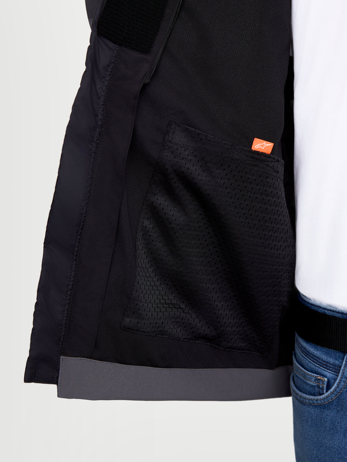 Alpinestars Therma-Tech WP Jacket, casaco de moto urbano, vista interior em pormenor a mostrar o bolso em rede e o logótipo da marca, preto e cinzento escuro, construção em tecido softshell
