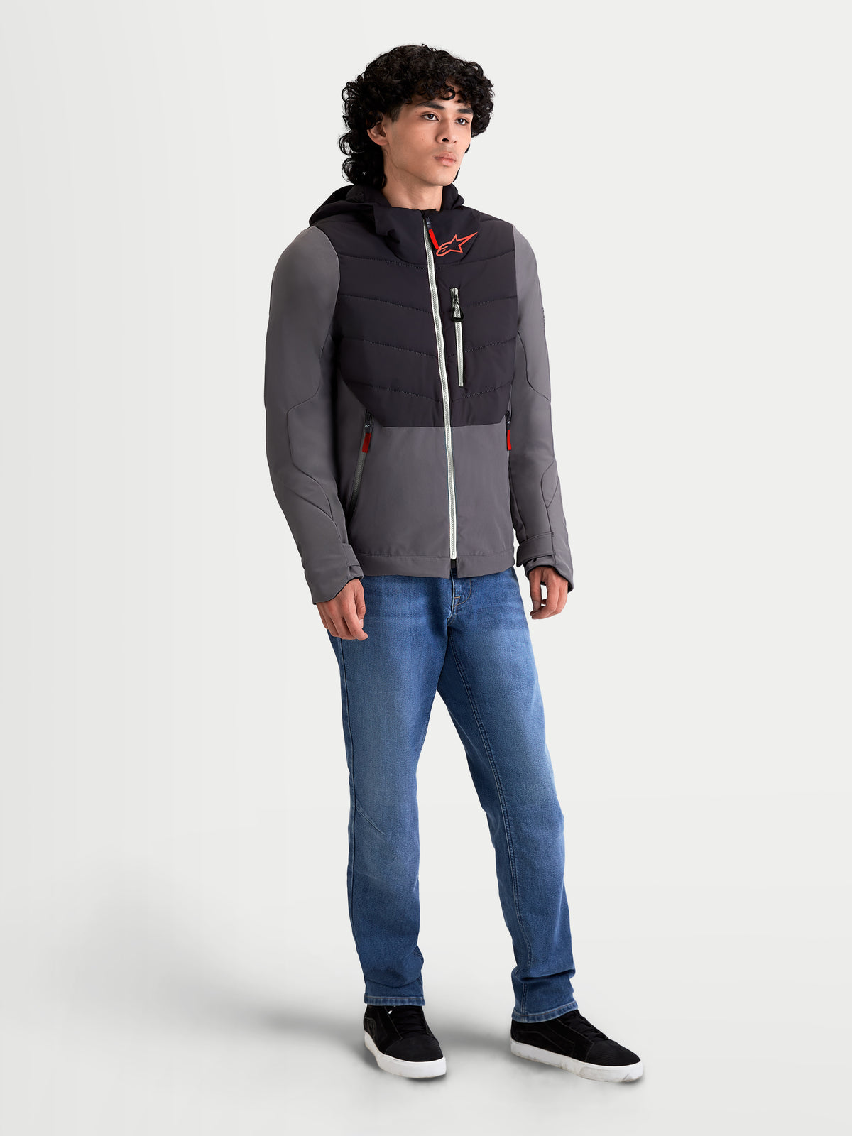 Alpinestars Casaco Therma-Tech Impermeável, blusão de moto urbano contemporâneo para homem em preto e cinzento escuro, vista frontal de três quartos num modelo com capuz integrado e construção acolchoada soldada a som