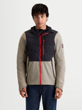 Alpinestars Therma-Tech WP casaco de moto para homem, urbano e contemporâneo em preto e cinzento, vista frontal num modelo a vestir o casaco têxtil isolado com capuz e fechos vermelhos