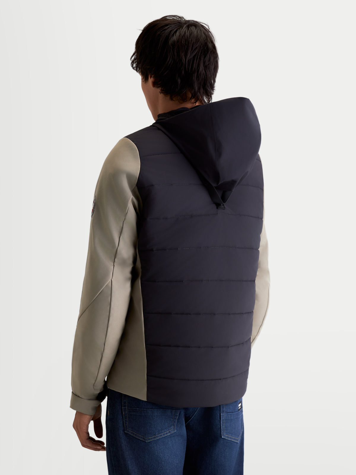 Alpinestars Therma-Tech WP casaco de moto para homem, urbano e contemporâneo em preto e cinzento, vista traseira mostrando a construção acolchoada soldada a sónico e o sistema de capuz integrado num modelo