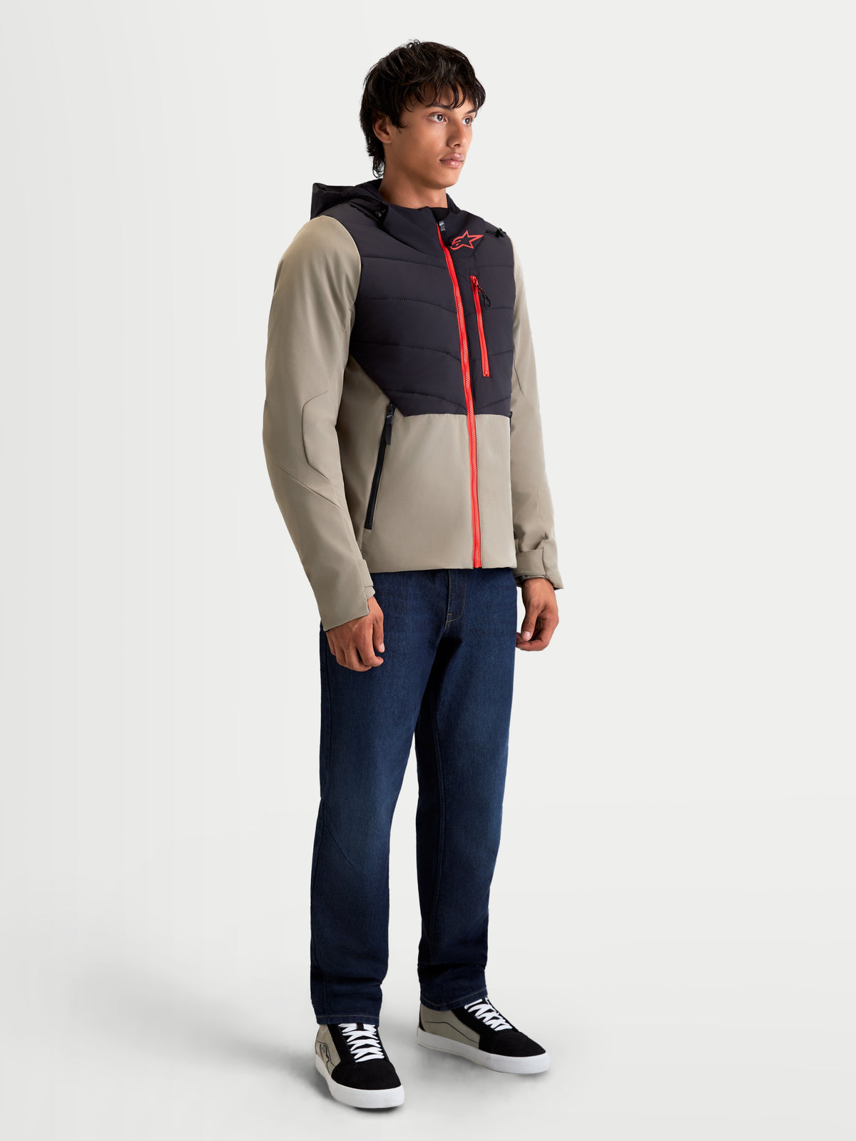 Alpinestars Therma-Tech WP casaco de moto urbano para homem, preto e cinzento, vista de perfil lateral num modelo a mostrar construção acolchoada soldada a som e desempenho têxtil impermeável