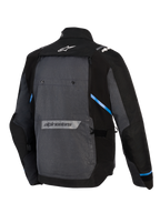 Casaco Alpinestars Cusco Drystar®, casaco de motociclismo de turismo de aventura, preto e cinzento escuro, vista traseira com um grande painel traseiro cinzento, detalhes azuis, logótipos Alpinestars na parte superior e inferior das costas e construção têxtil ripstop durável