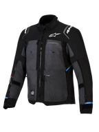 Alpinestars Cusco Drystar® Jacket, casaco de aventura e turismo, preto e cinzento escuro, com painéis têxteis ripstop, logótipo Alpinestars em branco no peito e ombros, múltiplos fechos de ventilação e detalhes em azul claro.