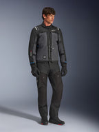 Casaco Alpinestars Cusco Drystar® em Preto e Cinzento Escuro, casaco técnico de motociclismo com painéis multi-tonais, usado com calças e luvas pretas a condizer, concebido para estrada e turismo de aventura.