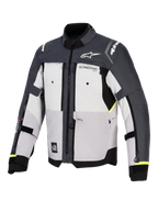 Casaco Alpinestars Cusco Drystar®, casaco de aventura para motociclismo, cinzento gelo, cinzento médio e cinzento escuro, vista frontal com construção têxtil de vários painéis, aberturas de ventilação no peito com fecho e logótipo Alpinestars no peito e nos ombros