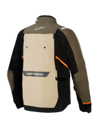Casaco Alpinestars Cusco Drystar®, vista traseira, Walnut Aluminum Black, casaco têxtil de aventura para motociclismo com um grande painel traseiro bege, detalhes diagonais cor-de-laranja e logótipos refletores sobre uma estrutura castanha e preta.