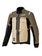 Casaco Alpinestars Cusco Drystar®, Walnut Aluminum Black, casaco de motociclismo para adventure touring, vista frontal de três quartos, construção têxtil com painéis bege e castanhos, aberturas de ventilação com fecho, logótipos Alpinestars brancos e detalhes em laranja nas mangas