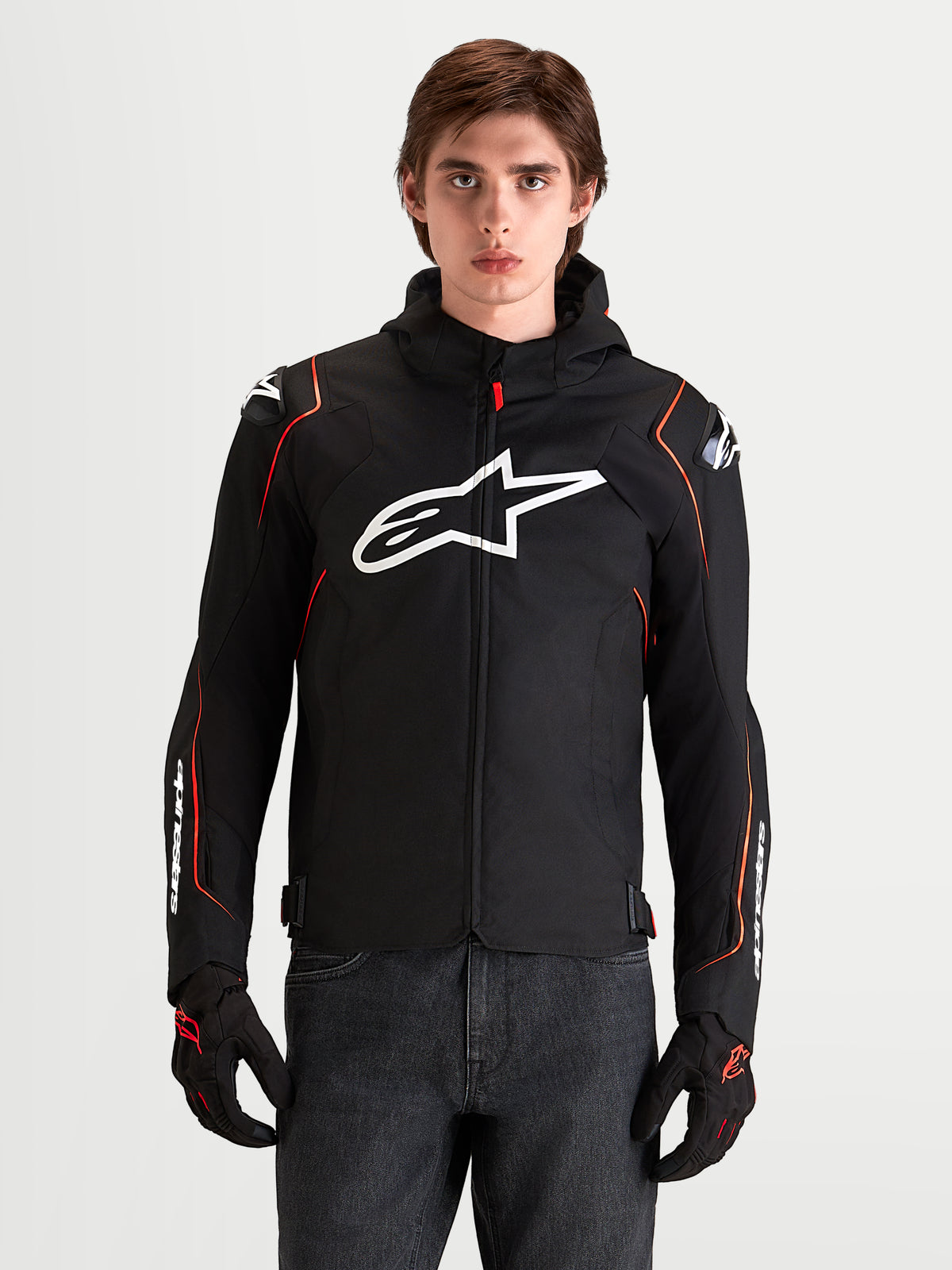 Alpinestars Zaca V2 Waterproof Casaco, blusão de moto desportivo para homem, preto e vermelho fluo, com proteções de ombro DFS e logótipo Astar branco no peito, num modelo em estúdio
