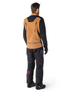 Casaco Alpinestars Hyde XT Stretch Drystar®XF e Calças Hyde XT Drystar®, vista traseira de um piloto com equipamento de adventure touring bege e preto, casaco com fechos verticais nas costas e marca Alpinestars, calças pretas com logótipo de estrela vermelha na barriga da perna, combinado com luvas e botas pretas.