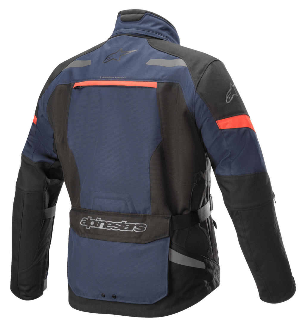 Alpinestars Valparaiso V3 Drystar® Jacket, casaco de motociclismo para turismo de aventura, azul escuro e preto com pormenores em vermelho alaranjado, vista traseira com um grande bolso utilitário, detalhes refletores e aberturas de ventilação.