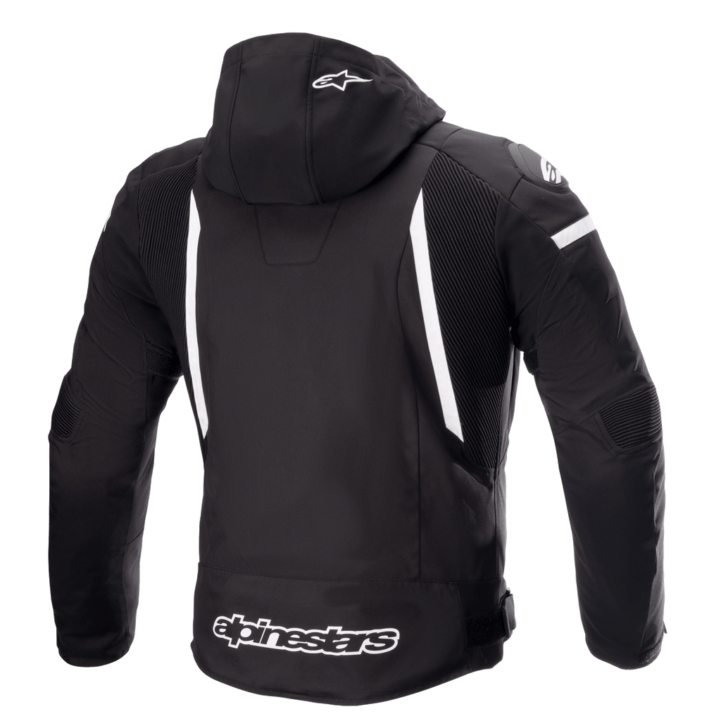 Casaco Alpinestars Zaca Waterproof, casaco de motociclismo, preto e branco, vista traseira mostrando o capuz removível com logótipo de estrela branco, riscas brancas verticais nas costas, logótipo Alpinestars na bainha inferior e painéis elásticos canelados para mobilidade
