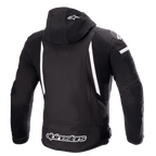 Casaco Alpinestars Zaca Waterproof, casaco de motociclismo, preto e branco, vista traseira mostrando o capuz removível com logótipo de estrela branco, riscas brancas verticais nas costas, logótipo Alpinestars na bainha inferior e painéis elásticos canelados para mobilidade