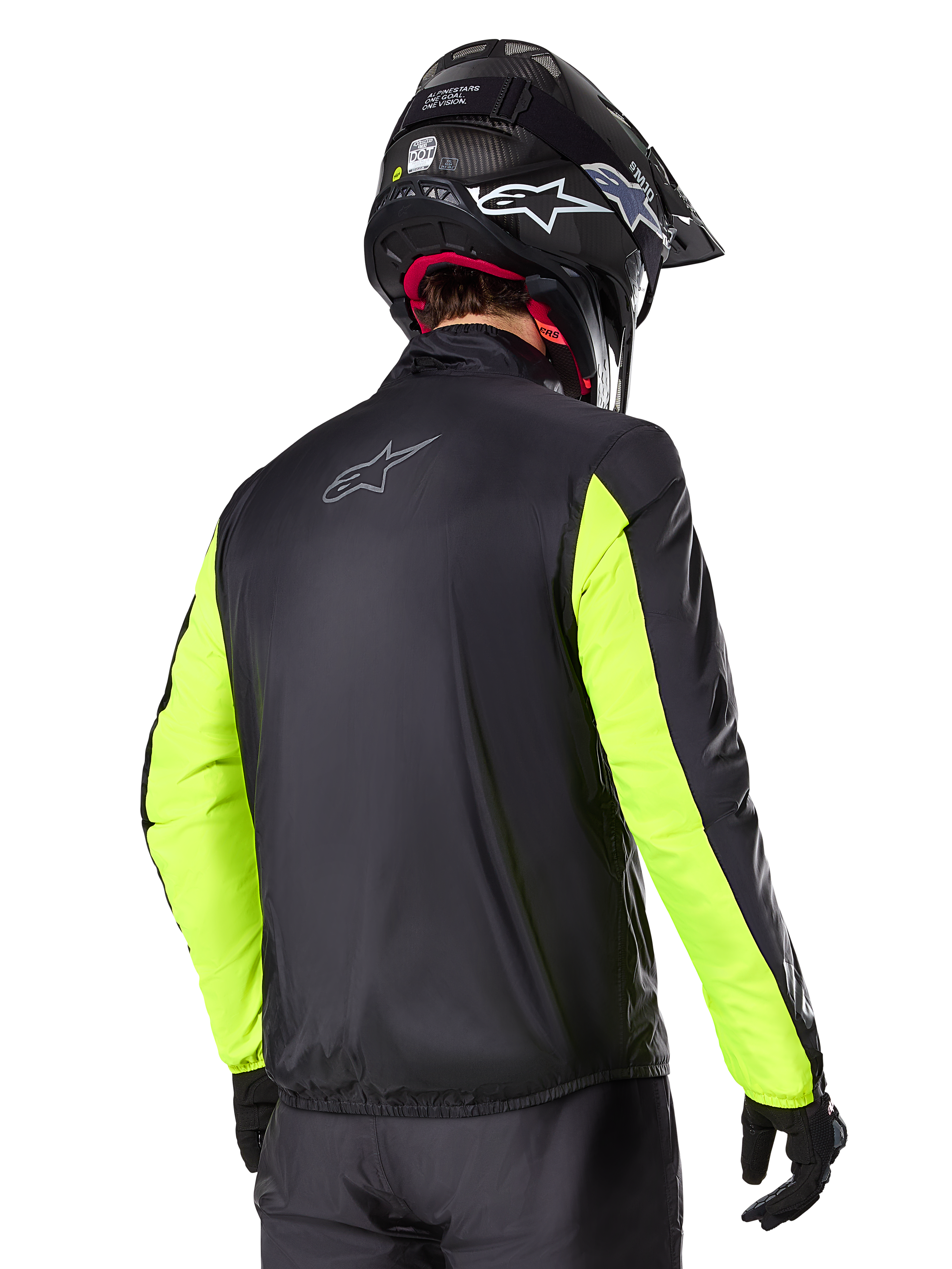 Casaco Alpinestars Bogotá Pro Drystar®, vista traseira, preto com mangas amarelo fluo, usado por um motociclista com capacete e luvas pretas, equipamento de motociclismo adventure touring de alta visibilidade com acabamento têxtil técnico.