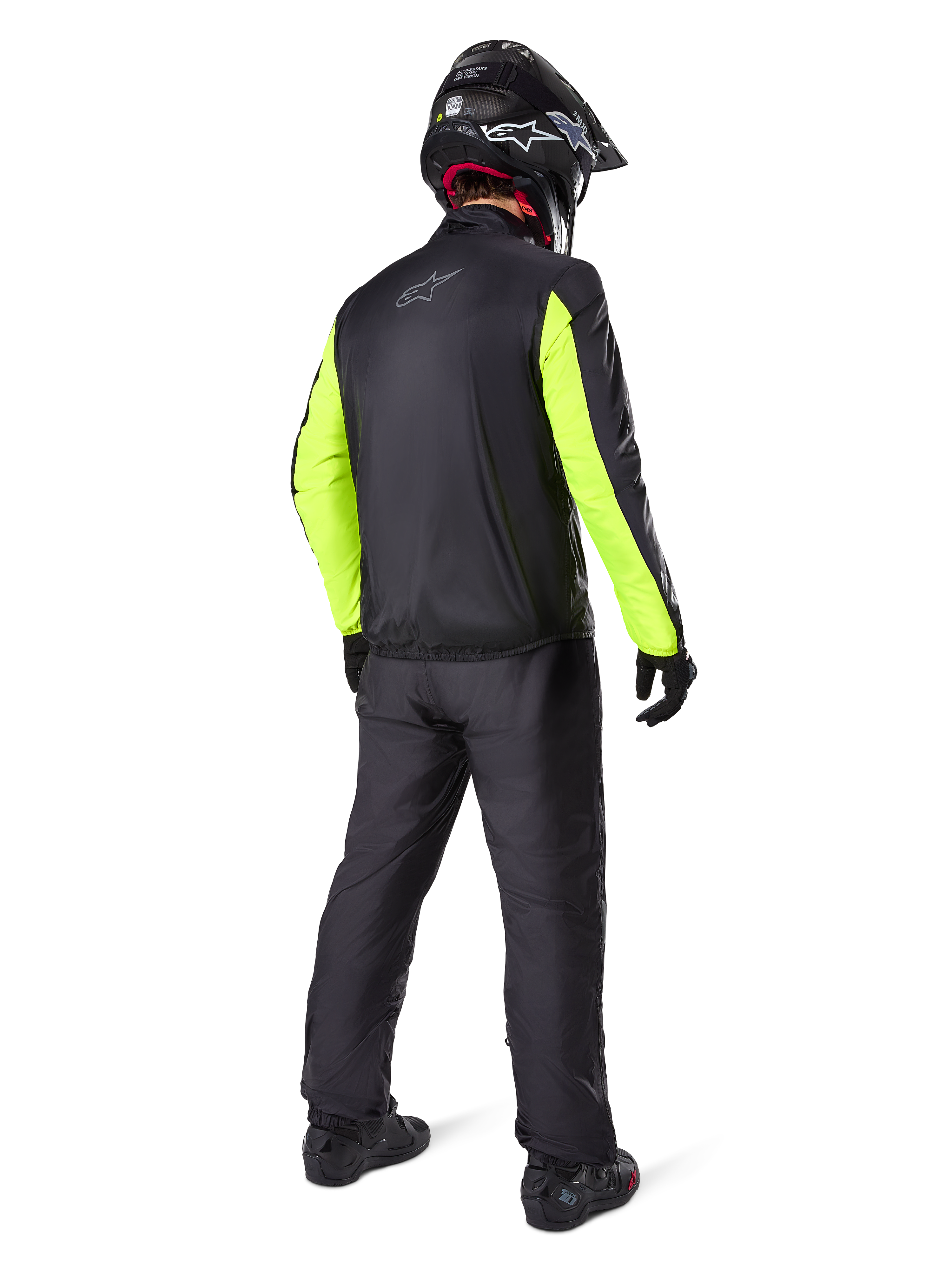 Motociclista visto de costas a usar o Casaco Alpinestars Bogotá Pro Drystar®, preto com mangas amarelo fluo vibrante, calças e capacete pretos a condizer, equipamento técnico de aventura para todas as estações.