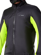 Forro impermeável do casaco Alpinestars Bogotá Pro Drystar®, camada técnica de motociclismo, preto com painéis amarelo néon nos braços, fecho de correr frontal e logótipo Drystar no peito, concebido para proteção na condução em qualquer clima