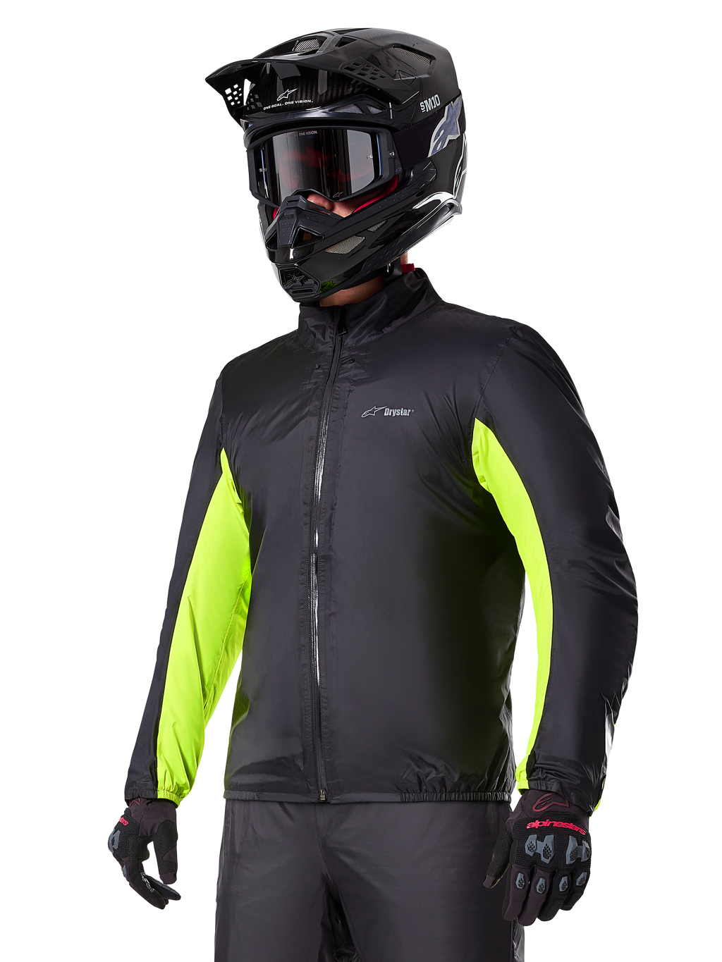 Forro impermeável do casaco Alpinestars Bogotá Pro Drystar®, preto com detalhes em amarelo néon nas mangas, usado por um condutor com capacete preto e óculos de proteção, vestuário técnico de motociclismo
