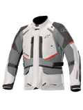 Casaco Alpinestars Andes V3 Drystar, casaco de motociclismo adventure touring, cinzento gelo e cinzento escuro com detalhes vermelhos, construção têxtil impermeável com correias de ajuste e aberturas de ventilação com fecho, design de gola alta para proteção em todas as condições meteorológicas