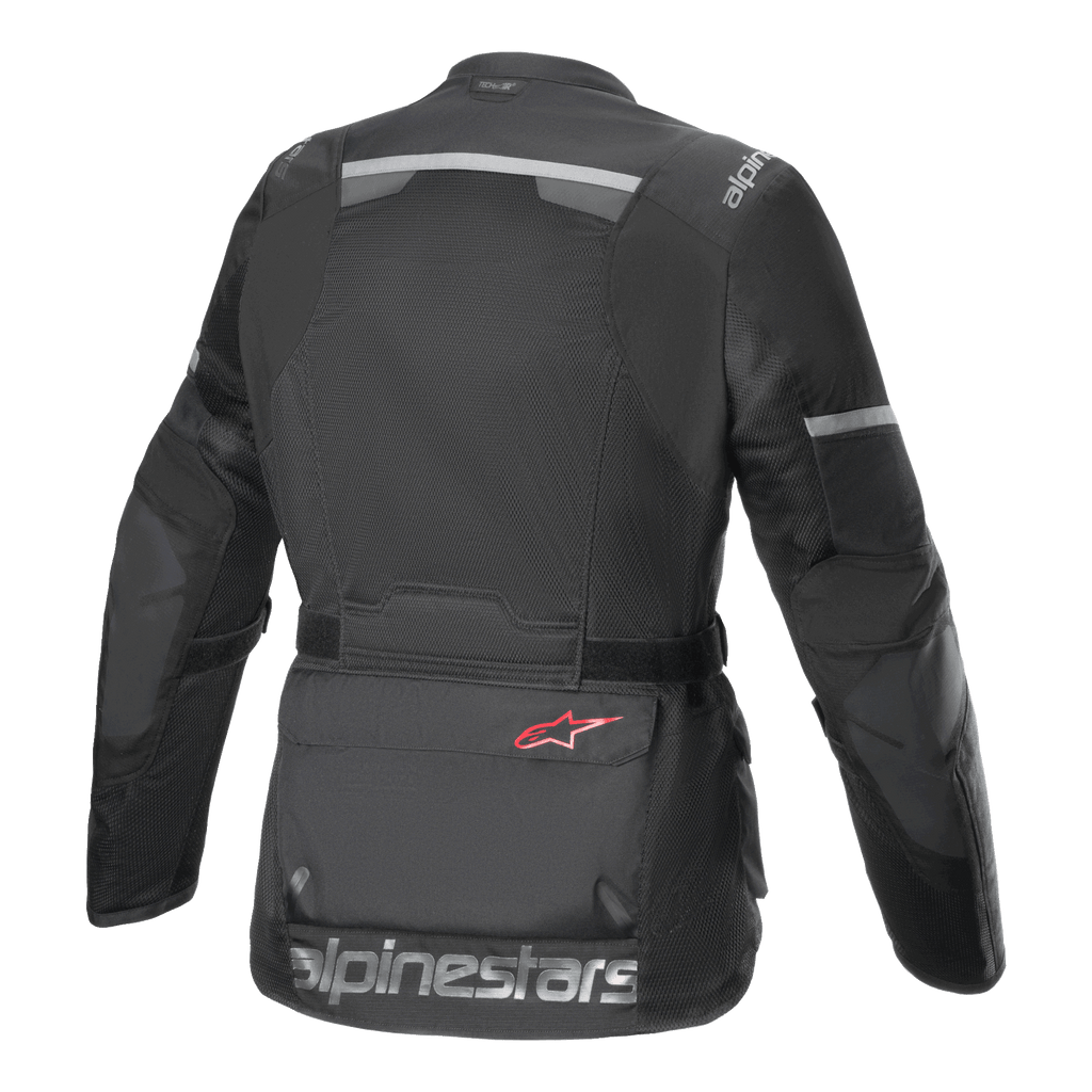 Alpinestars Andes Air Drystar® Jacket, casaco de motociclismo, preto, vista traseira com amplos painéis de ventilação em malha, faixas refletoras na parte superior das costas e mangas, e logótipo Alpinestars em texto grande na bainha inferior.