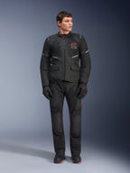 Alpinestars Andes Air Drystar® Pants, calças de motociclismo para turismo, pretas, com painéis de ventilação em malha e logótipo vermelho na perna, usadas como parte de um equipamento de condução completo com casaco e luvas a condizer, equipamento profissional de adventure touring