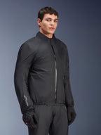 Membrana impermeável do Casaco Alpinestars Andes Air Drystar®, preta, usada por um modelo masculino com luvas e calças pretas, têxtil técnico leve com a marca 'Drystar' na manga, fotografia de estúdio