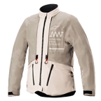 Casaco Alpinestars AMT-10LAB Drystar® XF, Configuração de Chuva, White Sand Aluminum Camo, casaco de aventura em têxtil impermeável com a marca AMT no peito e puxadores de fecho de correr com pontas vermelhas