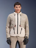 Casaco Alpinestars AMT-10LAB Drystar® XF, casaco de motociclismo de aventura, White Sand Aluminum Camo, design modular com fechos pretos e pormenores vermelhos, usado com calças coordenadas e luvas pretas, com o logótipo Alpinestars Motion Technology no peito, fato de condução profissional para todas as condições meteorológicas