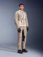 Calças Alpinestars AMT-10LAB Drystar® XF e casaco a condizer, equipamento de aventura Aluminum Camo, conjunto completo com luvas e botas pretas, com branding técnico e painéis de proteção modulares, fotografia de estilo de vida em estúdio