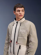 Alpinestars AMT-10LAB Drystar® XF Jacket, White Sand Aluminum Camo, casaco modular de motociclismo de aventura, com a marca 'Alpinestars Motion Technology' no peito, vestido por um modelo masculino.