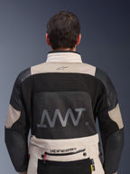 Vista traseira do Casaco Alpinestars AMT-10LAB Drystar® XF em White Sand e preto, com um logótipo AMT grande no painel traseiro em malha, marca Alpinestars na zona inferior das costas e construção em têxtil técnico para motociclismo de aventura.