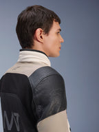 Casaco Alpinestars AMT-10LAB Drystar® XF, casaco de motociclismo de aventura, areia branca e preto, perfil lateral com ombro em pele preta e logótipo em relevo, painel traseiro em malha MATYRX® com marca AMT, design protetor modular para todas as condições meteorológicas