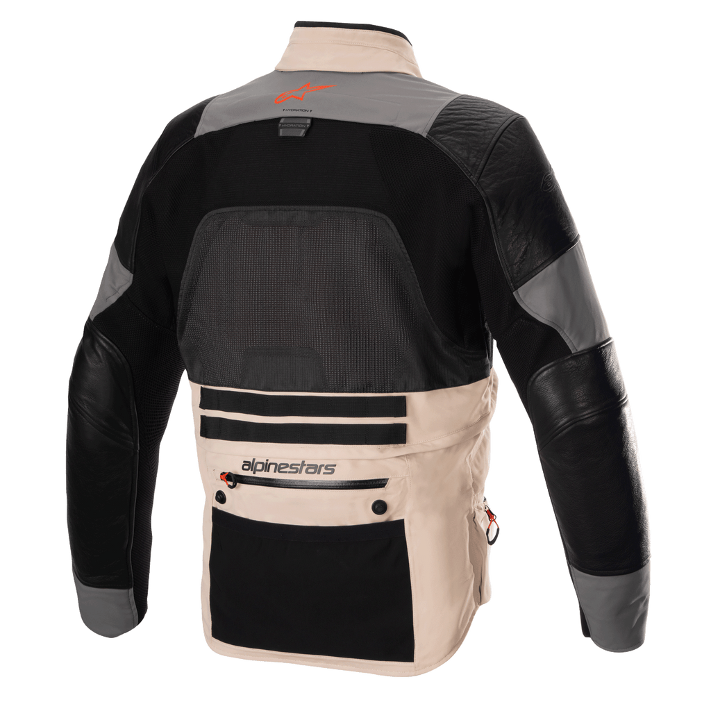 Alpinestars AMT-10R Drystar XF Jacket, casaco de motociclismo de aventura, vista traseira em configuração de calor, Cinza Fur e Castanho Pálido com painéis pretos, com um grande painel traseiro em malha para ventilação, reforços de pele nos braços e um grande bolso utilitário na zona lombar com a marca Alpinestars.